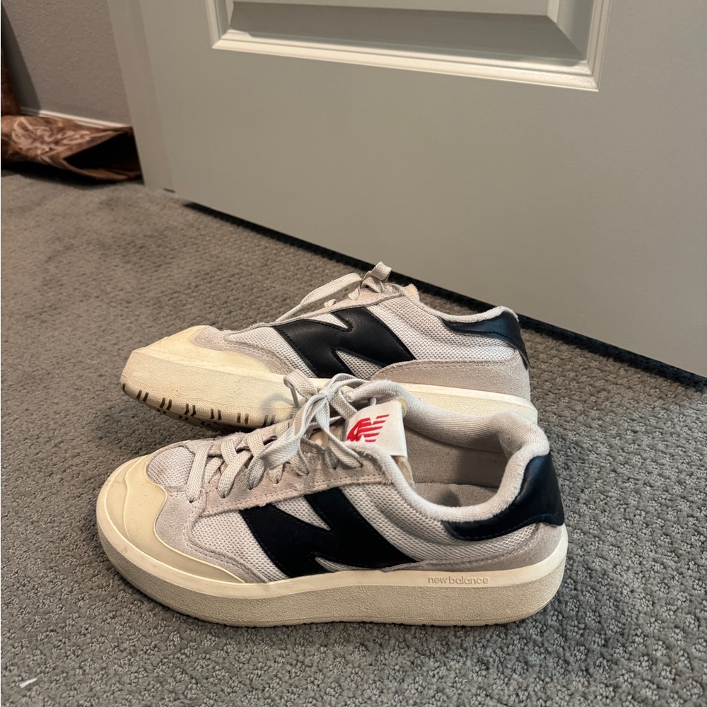 New Balance Cream and Black Casual Sneakers CT302